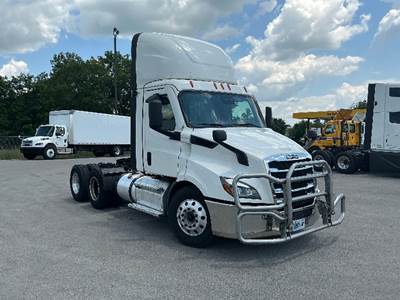 Freightliner Cascadia 116 Single Axle Day Cab Truck - 400HP, 12 Speed Automatic