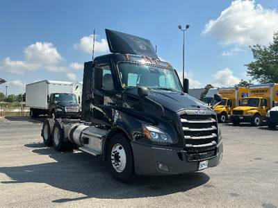 Freightliner Cascadia 116 Day Cab Truck - 450HP, 10 Speed Manual