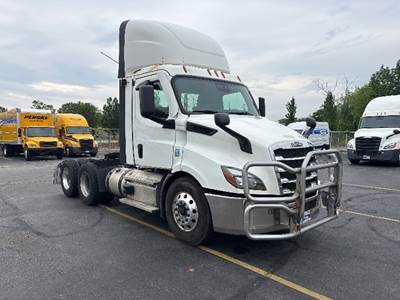 Freightliner Cascadia 116 Day Cab Truck - 435HP, 12 Speed Automatic