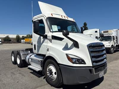 Freightliner Cascadia 116 Day Cab Truck - 435HP, 12 Speed Automatic