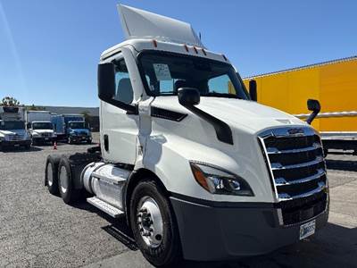 Freightliner Cascadia 116 Day Cab Truck - 435HP, 12 Speed Automatic