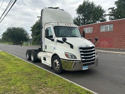Freightliner Cascadia 116 Day Cab Truck - 450HP, 12 Speed Automatic