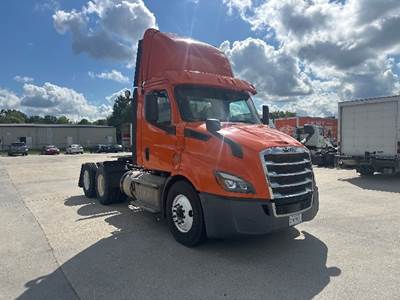 Freightliner Cascadia 116 Day Cab Truck - 450HP, 12 Speed Automatic