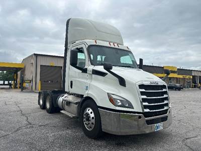 Freightliner Cascadia 116 Day Cab Truck - 435HP, 12 Speed Automatic