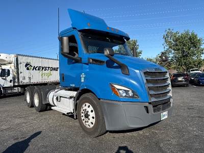 Freightliner Cascadia 116 Day Cab Truck - 450HP, 10 Speed Manual