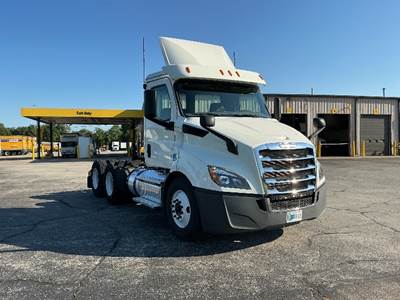 Freightliner Cascadia 116 Day Cab Truck - 435HP, 10 Speed Manual