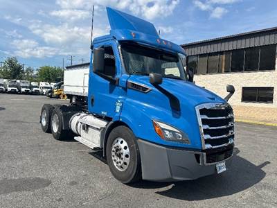 Freightliner Cascadia 116 Day Cab Truck - 450HP, 10 Speed Manual