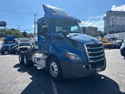 Freightliner Cascadia 116 Day Cab Truck - 450HP, 12 Speed Automatic