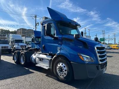 Freightliner Cascadia 116 Day Cab Truck - 450HP, 10 Speed Manual
