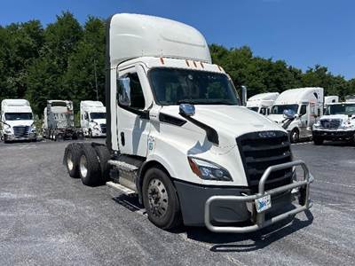 Freightliner Cascadia 116 Day Cab Truck - 410HP, 12 Speed Automatic