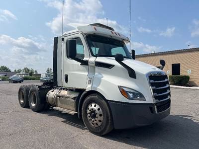 Freightliner Cascadia 116 Day Cab Truck - 450HP, 12 Speed Automatic