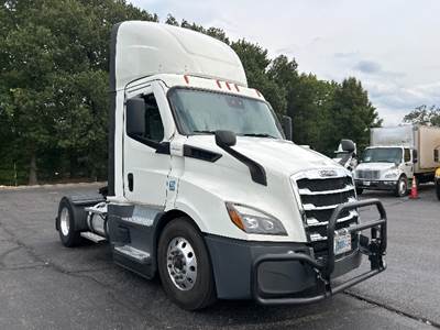 Freightliner Cascadia 116 Single Axle Day Cab Truck - 450HP, 12 Speed Automatic
