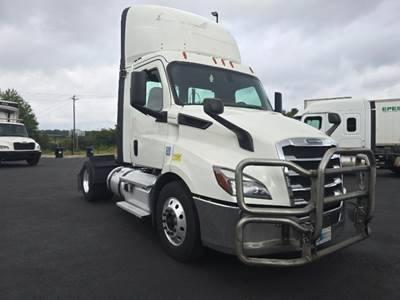 Freightliner Cascadia 116 Single Axle Day Cab Truck - 410HP, 12 Speed Automatic