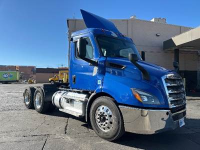 Freightliner Cascadia 116 Day Cab Truck - 435HP, 12 Speed Automatic