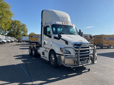 Freightliner Cascadia 116 Day Cab Truck - 450HP, 12 Speed Automatic