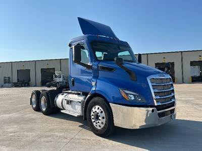 Freightliner Cascadia 116 Day Cab Truck - 435HP, 12 Speed Automatic