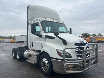 Freightliner Cascadia 116 Day Cab Truck - 435HP, 12 Speed Automatic