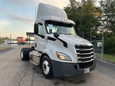 Freightliner Cascadia 116 Single Axle Day Cab Truck - 410HP, 12 Speed Automatic