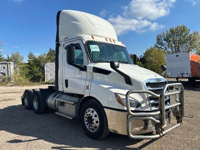 Freightliner Cascadia 116 Day Cab Truck - 435HP, 12 Speed Automatic