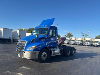 Freightliner Cascadia 116 Day Cab Truck - 435HP, 12 Speed Automatic