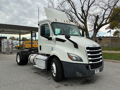 Freightliner Cascadia 116 Single Axle Day Cab Truck - 410HP, 10 Speed Manual