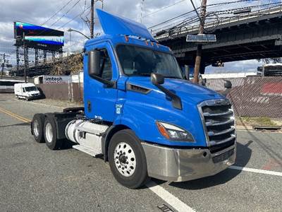 Freightliner Cascadia 116 Day Cab Truck - 435HP, 12 Speed Automatic