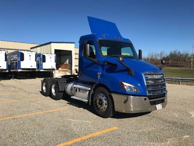 Freightliner Cascadia 116 Day Cab Truck - 435HP, 12 Speed Automatic