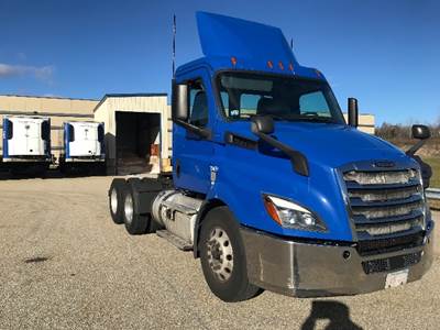Freightliner Cascadia 116 Day Cab Truck - 435HP, 12 Speed Automatic