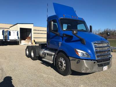Freightliner Cascadia 116 Day Cab Truck - 435HP, 12 Speed Automatic