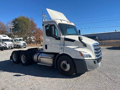 Freightliner Cascadia 116 Day Cab Truck - 435HP, 12 Speed Automatic