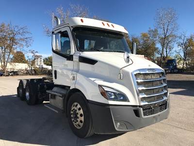 Freightliner Cascadia 116 Day Cab Truck - 470HP, 12 Speed Automatic