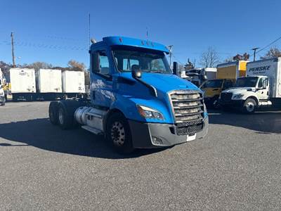 Freightliner Cascadia 116 Day Cab Truck - 450HP, 12 Speed Automatic
