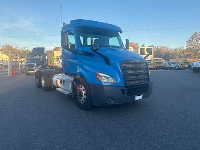 Freightliner Cascadia 116 Day Cab Truck - 450HP, 12 Speed Automatic