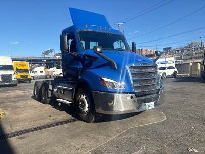 Freightliner Cascadia 116 Day Cab Truck - 435HP, 12 Speed Automatic