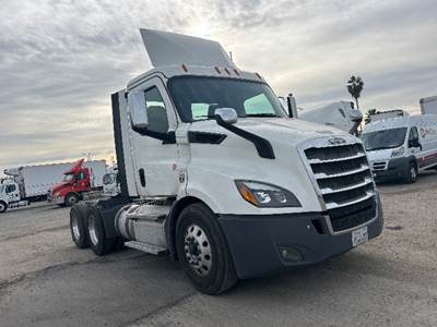 Freightliner Cascadia 116 Day Cab Truck - 435HP, 12 Speed Automatic