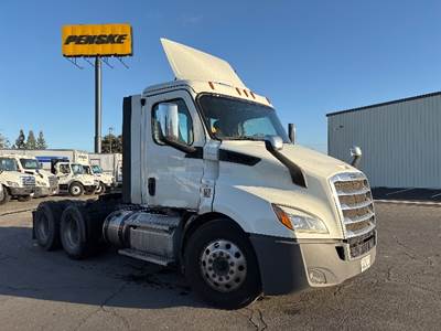 Freightliner Cascadia 116 Day Cab Truck - 435HP, 12 Speed Automatic
