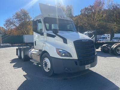 Freightliner Cascadia 116 Day Cab Truck - 450HP, 10 Speed Manual