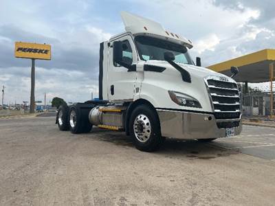 Freightliner Cascadia 116 Day Cab Truck - 450HP, 12 Speed Automatic