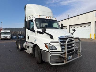 Freightliner Cascadia 116 Day Cab Truck - 435HP, 12 Speed Automatic