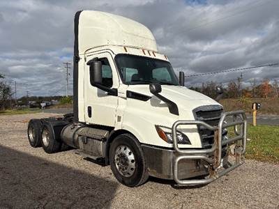 Freightliner Cascadia 116 Day Cab Truck - 435HP, 12 Speed Automatic