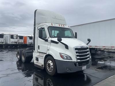 Freightliner Cascadia 116 Day Cab Truck - 450HP, 12 Speed Automatic