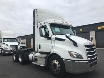 Freightliner Cascadia 116 Day Cab Truck - 470HP, 12 Speed Automatic