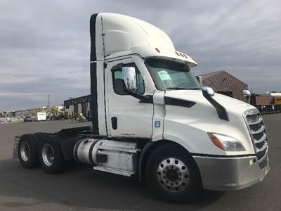 Freightliner Cascadia 116 Day Cab Truck - 470HP, 12 Speed Automatic
