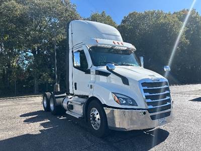 Freightliner Cascadia 116 Day Cab Truck - 470HP, 12 Speed Automatic