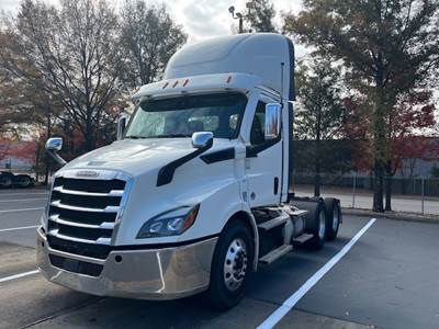 Freightliner Cascadia 116 Day Cab Truck - 470HP, 12 Speed Automatic
