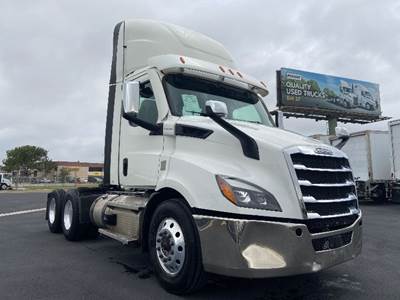 Freightliner Cascadia 116 Day Cab Truck - 470HP, 12 Speed Automatic