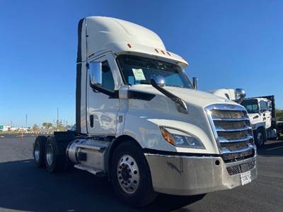 Freightliner Cascadia 116 Day Cab Truck - 470HP, 12 Speed Automatic