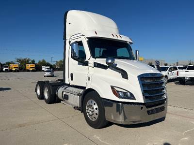 Freightliner Cascadia 116 Day Cab Truck - 470HP, 12 Speed Automatic