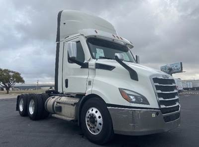 Freightliner Cascadia 116 Day Cab Truck - 470HP, 12 Speed Automatic