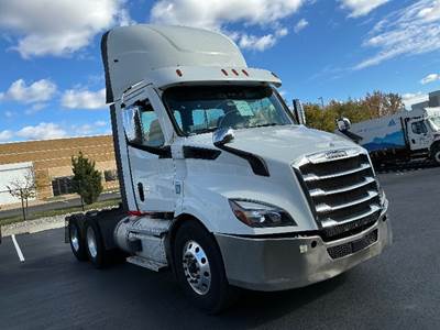Freightliner Cascadia 116 Day Cab Truck - 470HP, 12 Speed Automatic